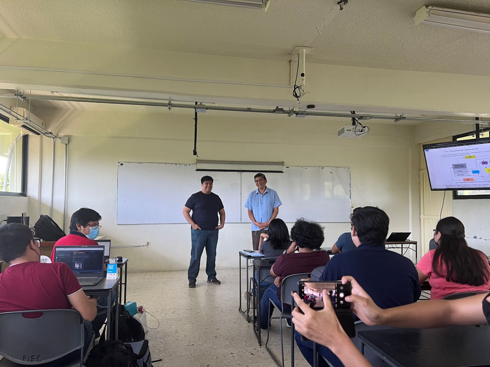 Figura 5.&nbsp; Evidencia fotográfica del impacto del proyecto en estudiantes del quinto semestre del programa educativo de ingeniería en tecnologías computacionales.