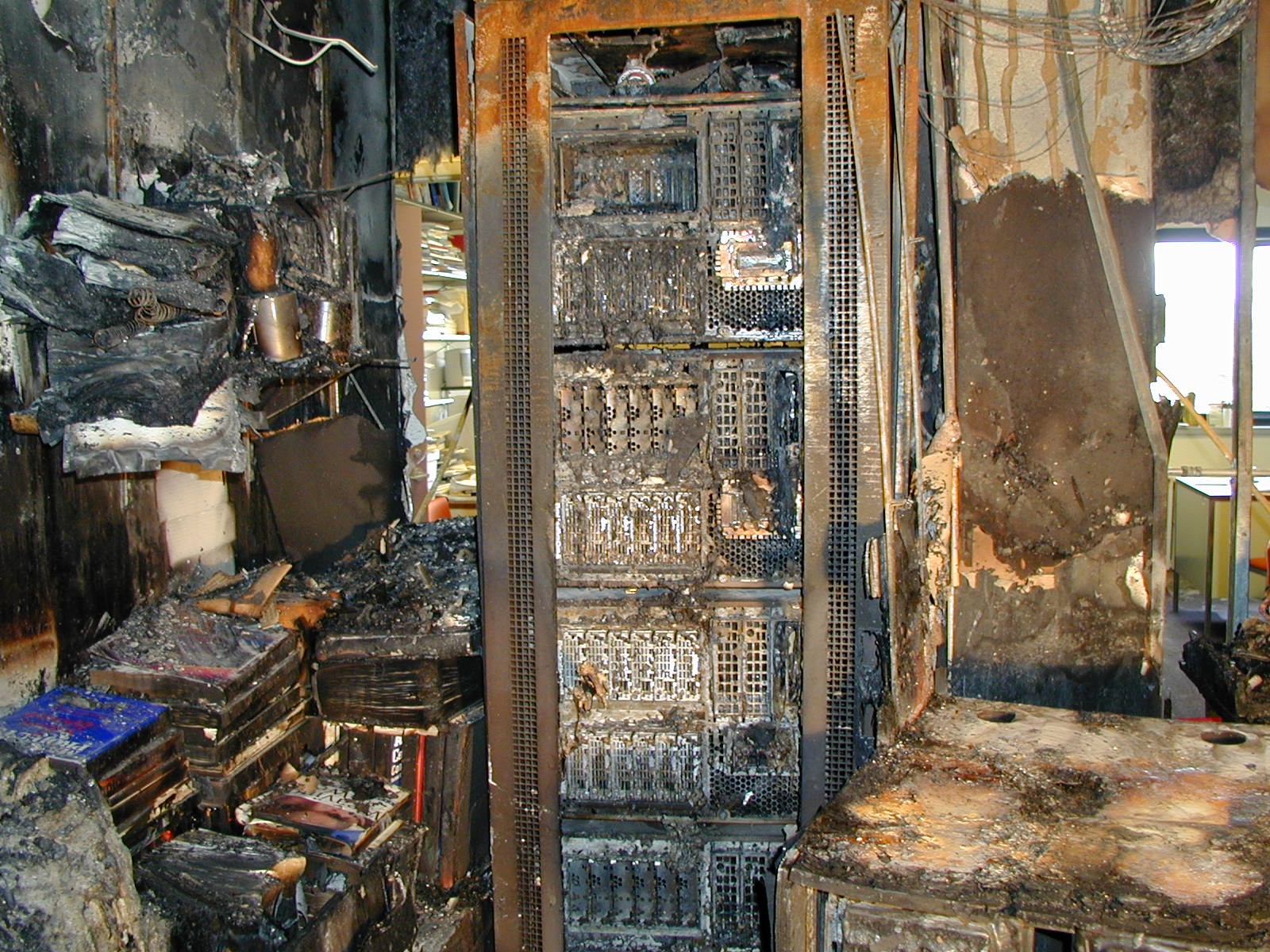 Figura 2.&nbsp; Sysmiami, “Daños en equipos de telecomunicaciones por falta de protección eléctrica,” 2020. [Fotografía]. Disponible en:&nbsp;https://www.sysmiami.com/halloween-pesadillas-tenologicas/?lang=es [Consultado en junio 22, 2020].